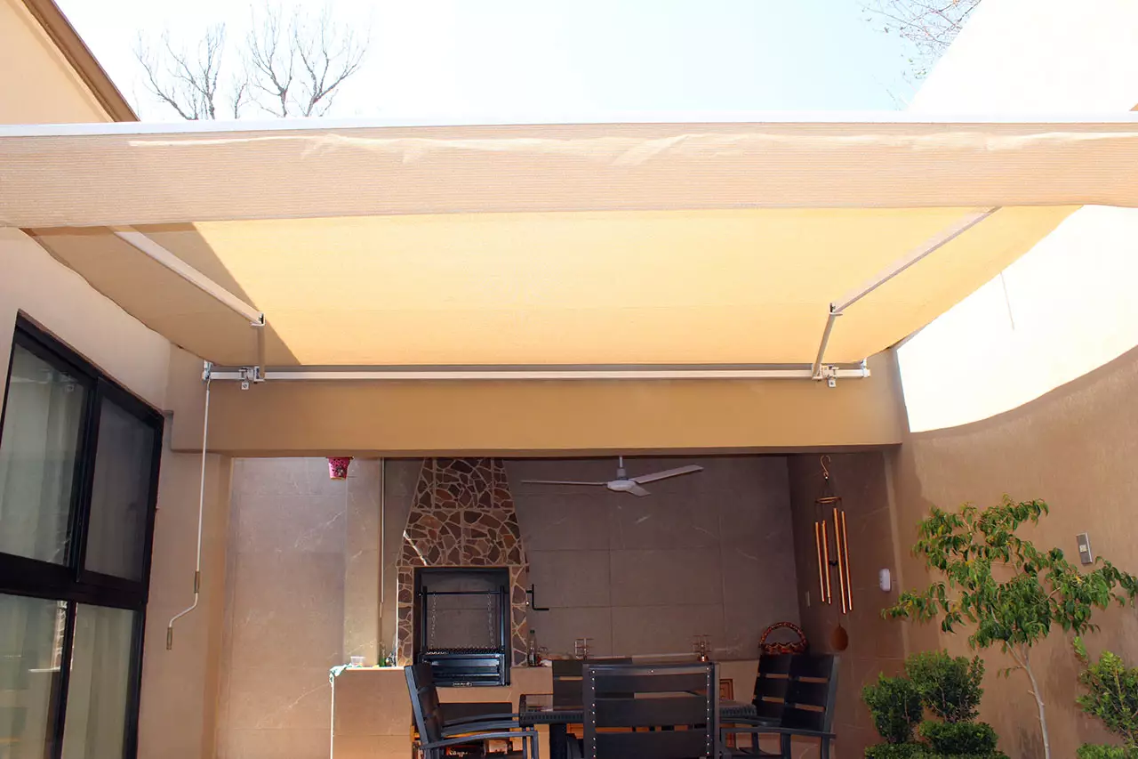 Toldo enrollable con brazos invisibles